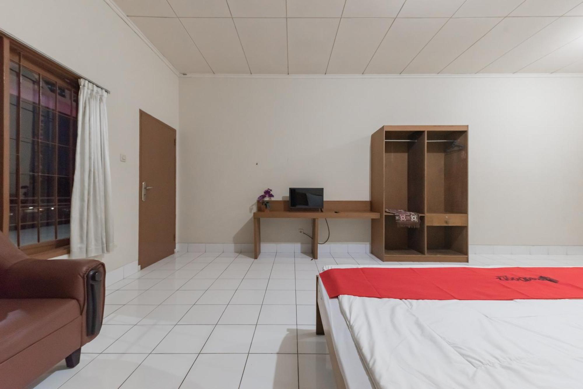 Reddoorz Plus At Hotel Griya Astoeti Богор Экстерьер фото