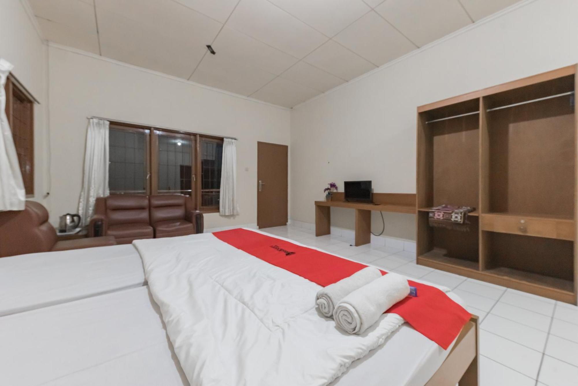 Reddoorz Plus At Hotel Griya Astoeti Богор Экстерьер фото