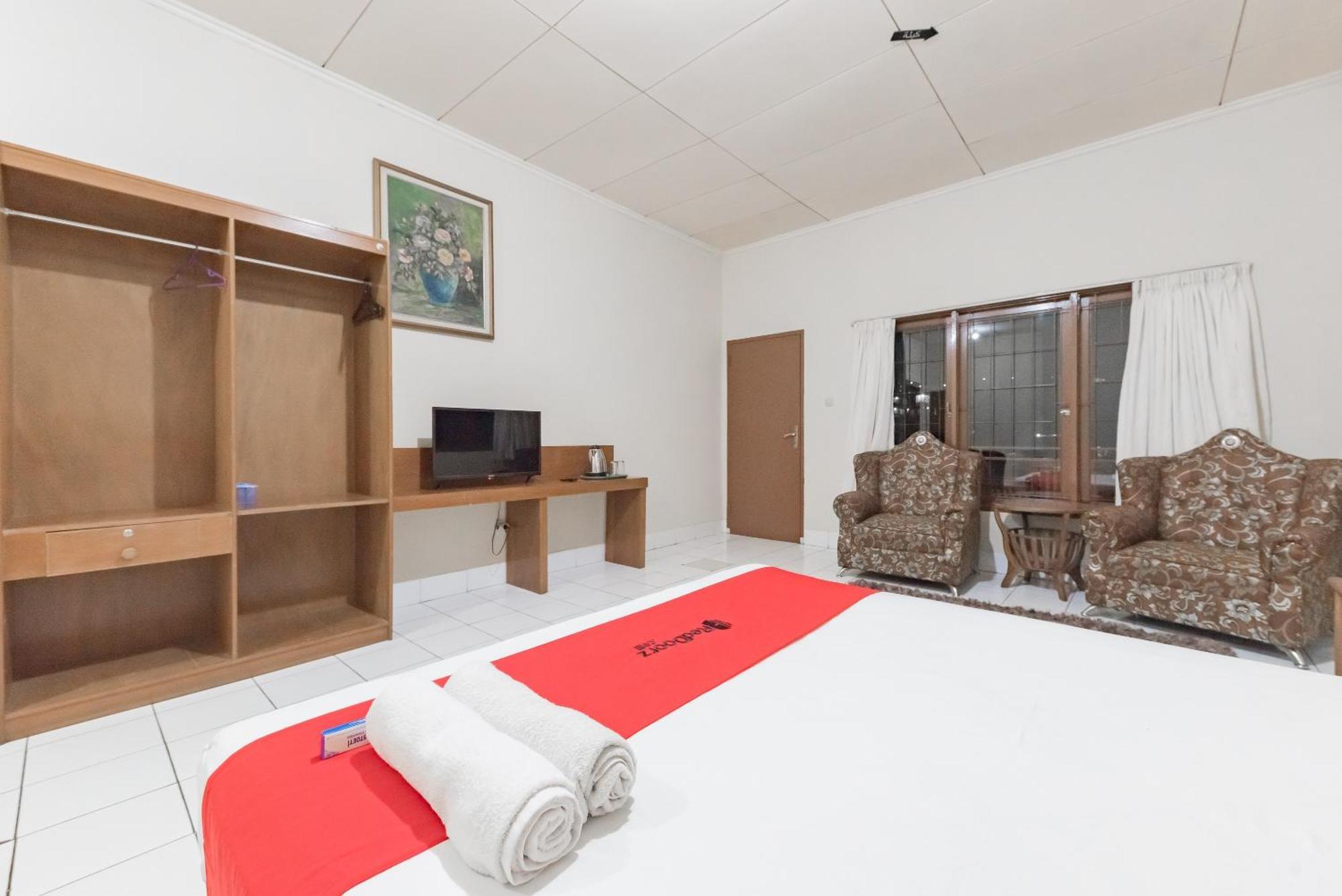 Reddoorz Plus At Hotel Griya Astoeti Богор Экстерьер фото