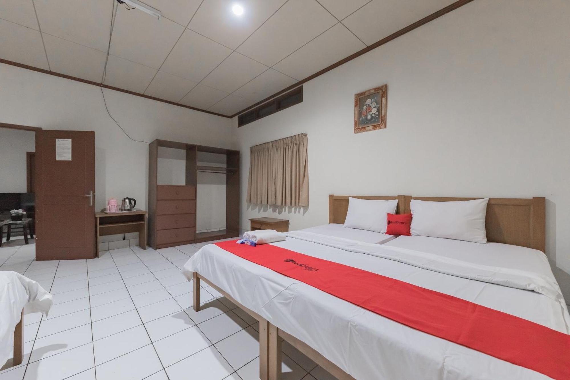 Reddoorz Plus At Hotel Griya Astoeti Богор Экстерьер фото