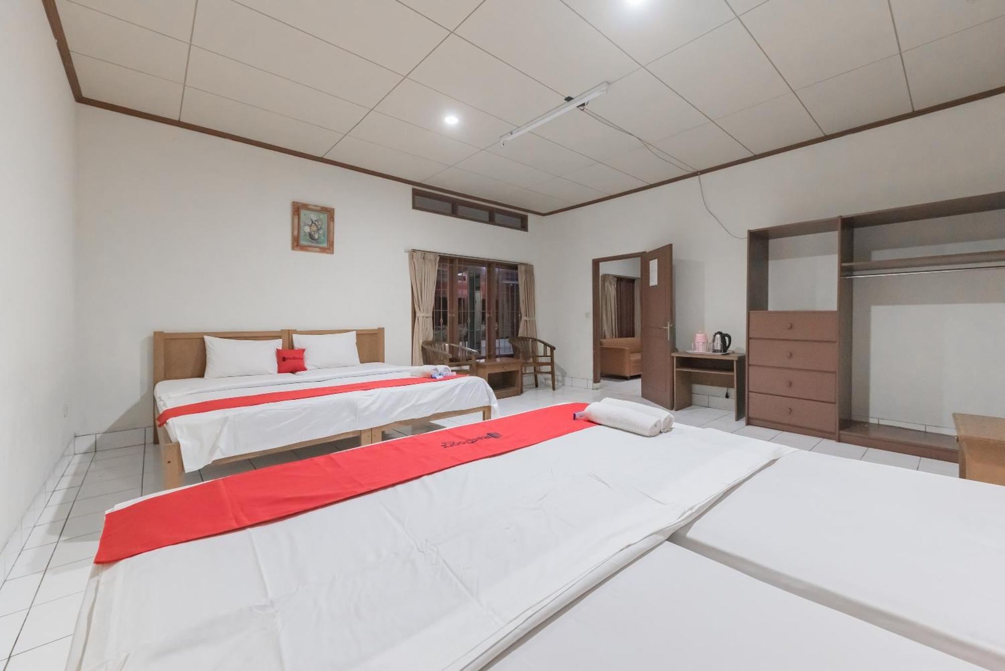 Reddoorz Plus At Hotel Griya Astoeti Богор Экстерьер фото