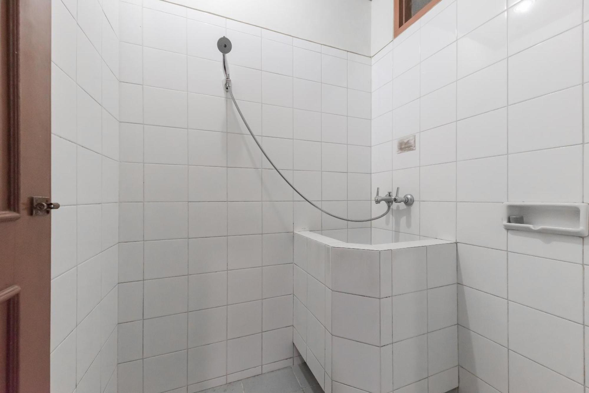 Reddoorz Plus At Hotel Griya Astoeti Богор Экстерьер фото