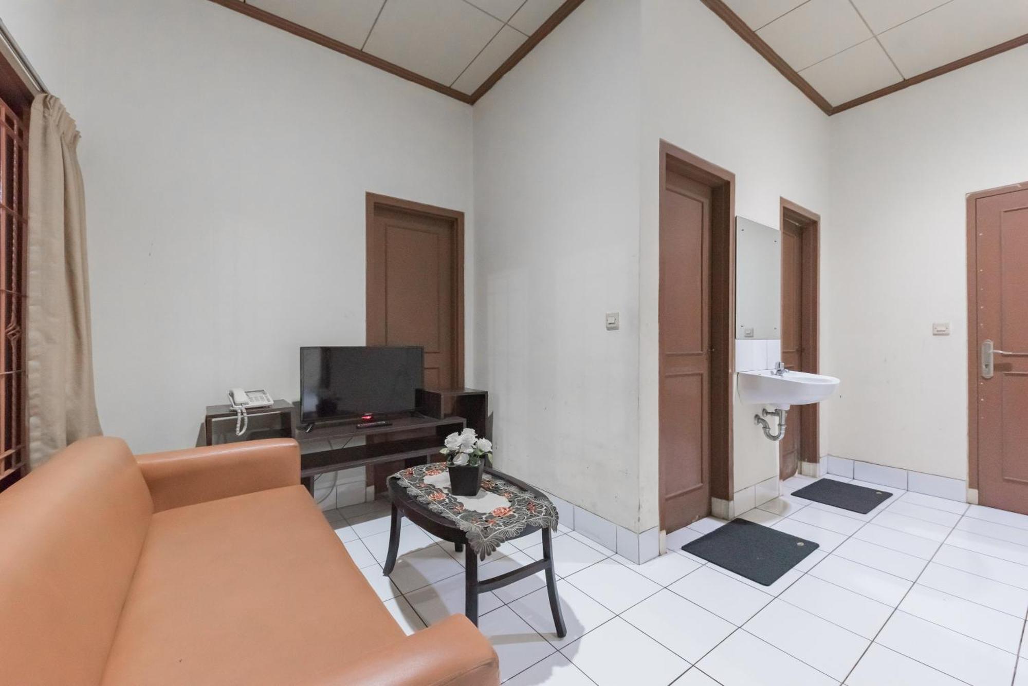 Reddoorz Plus At Hotel Griya Astoeti Богор Экстерьер фото