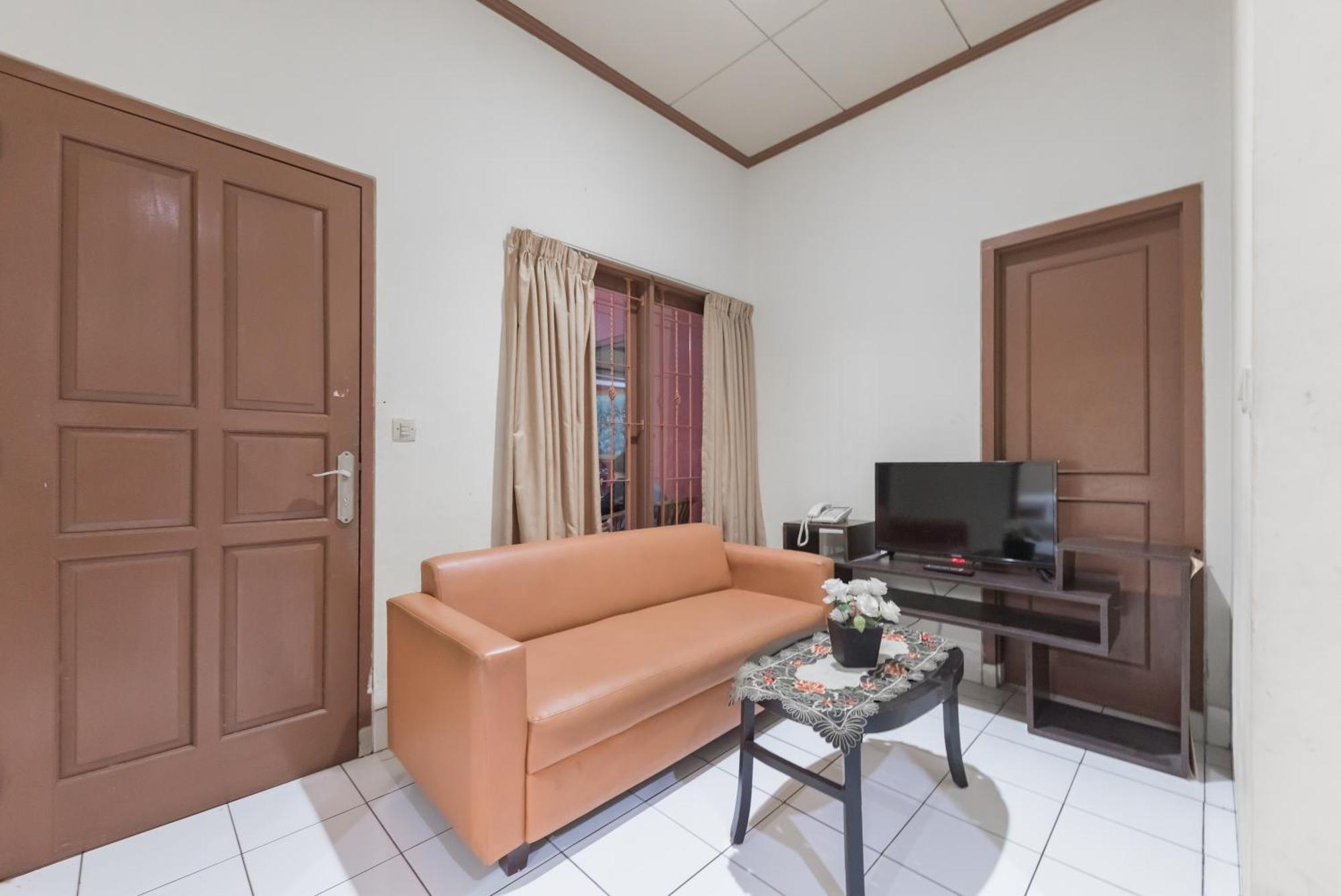 Reddoorz Plus At Hotel Griya Astoeti Богор Экстерьер фото