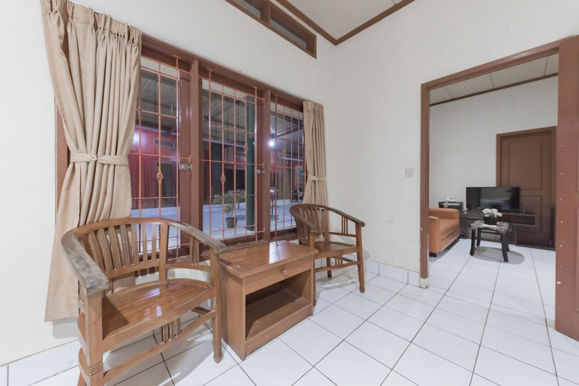Reddoorz Plus At Hotel Griya Astoeti Богор Экстерьер фото